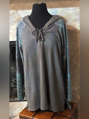 ✨ Cato Cozy Contrast Hoodie | Boho Sleeve Detail | Size M ✨